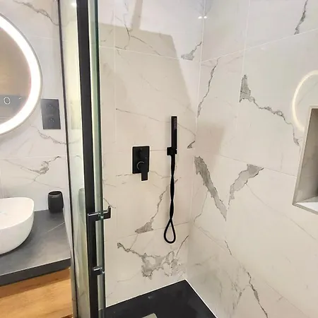- Kalon - - Salle Cinema - A 100m - Close A Pieds - Wifi - Center & Within Walking Distance - * קונקרנו